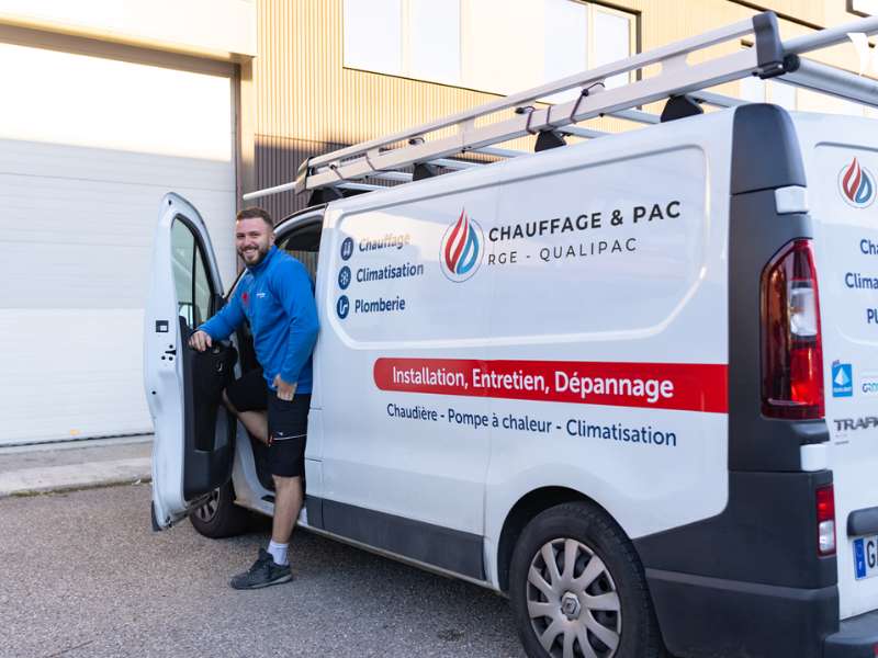 technicien chauffagiste chauff&pac dans son vehicule d'intervention